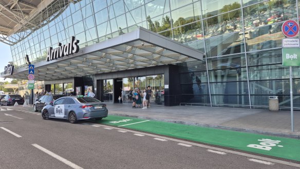 Novinka: Dedikované zóny Bolt pred terminálom aj rezervačný kiosk