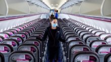 Riziko nákazy koronavírusom v lietadle je podľa IATA nízke