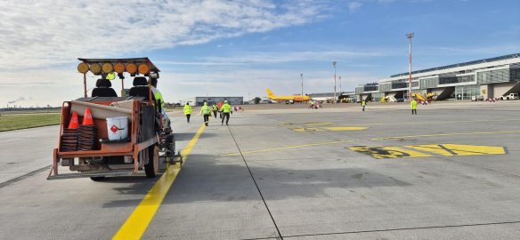 Príprava na zvýšenú prevádzku – maľujú sa stojiská pre umiestnenie väčších typov lietadiel