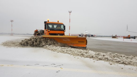 Letiskové zametače odhŕňali prvý sneh z prevádzkových plôch