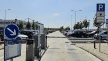Upozornenie: Nemýľte si okolité parkoviská s oficiálnym parkoviskom letiska